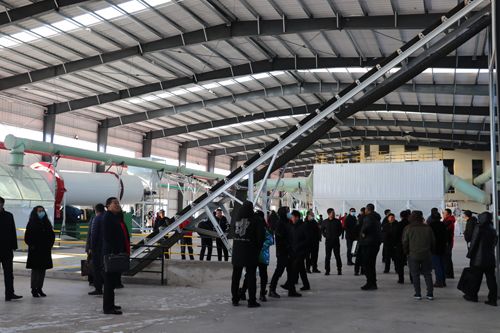 筑夢(mèng)峰會(huì)核心客戶參觀通四方農(nóng)科高塔車間產(chǎn)品篩分工段 筑夢(mèng)峰會(huì)核心客戶參觀通四方農(nóng)科高塔車間產(chǎn)品篩分工段